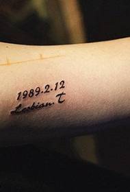 Jednostavan i izdašan uzorak tetovaže datuma