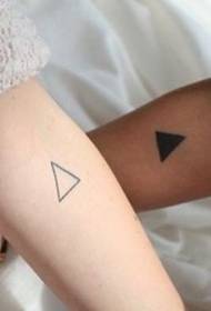 Tatuaj geometric cu triunghi braț minunat