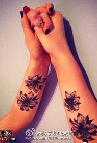 Flickvännens gardenia tatueringsmönster
