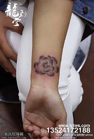 Freŝa kaj simpla floro tatuaje ŝablono