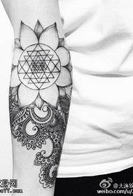 Μαύρο και άσπρο κλασικό σχέδιο τατουάζ βανίλιας τατουάζ