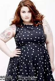 Elegante mudellu di tatuaggi di donna grassa