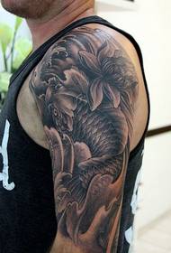 Hermoso tatuaje de calamar blanco y negro