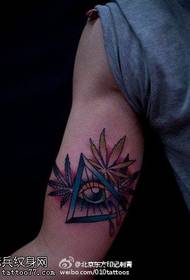 Modèle de tatouage yeux triangle feuille d'érable peint