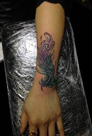 Tatuaje de plumas de aspecto agradable no brazo
