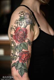 Padrão de tatuagem realista de flor rosa no ombro