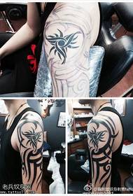 Το χέρι του Totem χτυπά ακανόνιστο μοτίβο τατουάζ