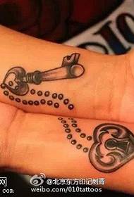 Kulcs és zár tetoválás minta, amely a tökéletes szeretet képviseli