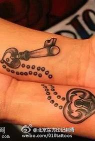 Motivo tatuaggio chiave e lucchetto che rappresenta l'amore perfetto