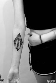 Lille totem tatovering på armen