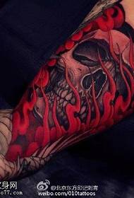 Crâne de bras peint motif de tatouage