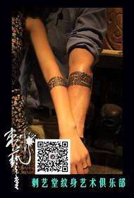 Пар тетоважа личности за руку