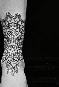 Personnalité tatouage totem noir et blanc