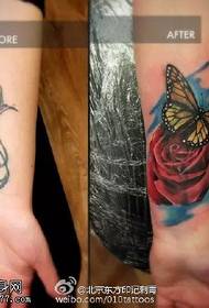 Bedekt oude tattoo inkt vlinder roos tattoo patroon