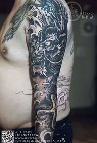 Nova cvjetna ruka u tradicionalnom stilu - zmaj cvijet tetovaža