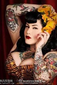 Patrón de tatuaje de mujer elegante extranjera