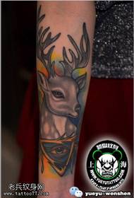 Pentrita cervo anĝelo okula tatuado