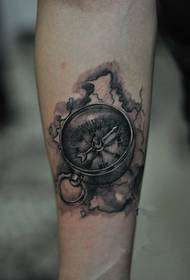 Стилна татуировка на компас за ръка