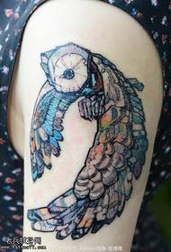 Motif de tatouage oiseau coloré