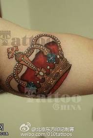 Motif de tatouage à la couronne peint aux bras