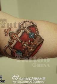 Modello di tatuaggio corona dipinta a braccio