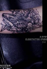 Черна и сива шарка на татуировка на акула в европейски и американски стил