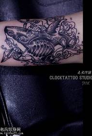 Ang istilo sa Europa ug Amerikano nga itom ug abuhon nga sumbanan sa tattoo sa shark