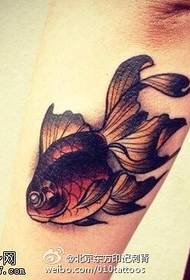 Realistische kleine goudvisentattoo op de arm