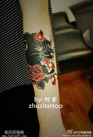 Arm schwaarz glänzend Leopard Tattoo Muster