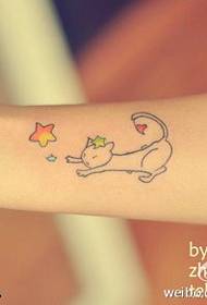 Padrão de tatuagem de braço tatuado gatinho