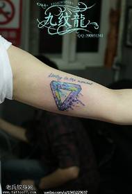 Blækmalet geometrisk tatoveringsmønster i trekant