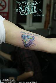 S črnilom je naslikal geometrijski vzorec tatoo geometrijskih trikotnikov