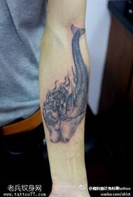 Padrão de tatuagem de sereia de picada de braço