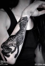Модел за тетоважа на скелети од тигар од рака