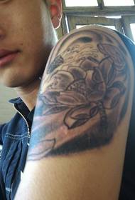 Henkilökohtainen arm lotus -tatuointinäyttö