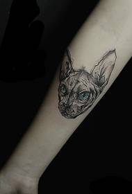 Tatuaggio classico con braccio piccolo