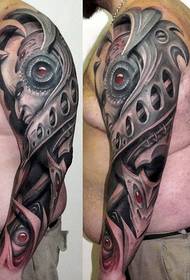 Tatuaggio con braccio di fiori meccanico prepotente