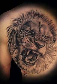 Un tatuaggio da leone sul braccio