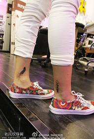 Modello di tatuaggio piuma nera monocromatica tatuaggio punto caviglia