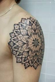 Pasidalykite gražiai atrodančia mandala totemo tatuiruote