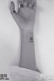 Tatuagem delicada e compacta em forma de coração