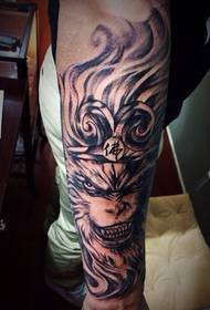 Guapo genial tatuaje de Sun Wukong