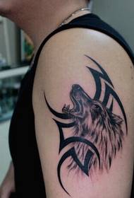 Man arm stilig tatuering med varghuvud totem