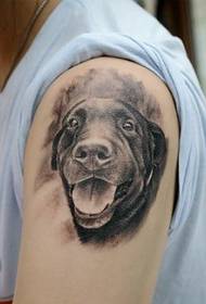 Tatuaje de perro en el brazo