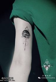 Patrón de tatuaje de galaxia de elemento geométrico en el brazo