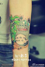 Bellissimo modello di tatuaggio totoro dipinto