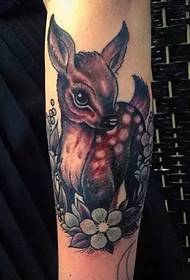 Cerf en forme de coeur - tatouage à la mode