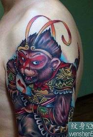 Ein Sun Wukong Tattoo-Muster in der Farbe eines großen Arms
