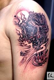 Tetovaža lubanje na velikoj ruci