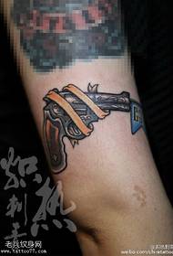 Шкільний пістолет татуювання візерунок